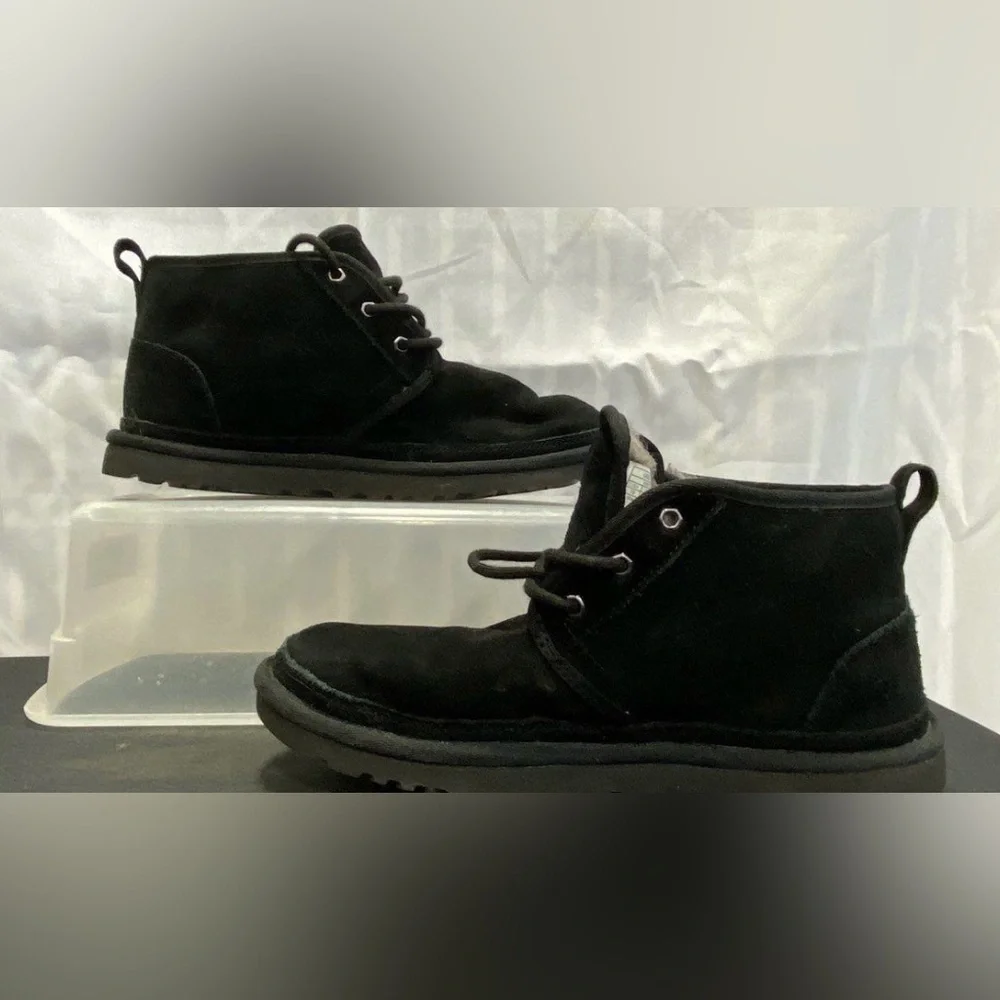 🖤 UGG Neumel Chukka Boots Men’s Size 10 – Black Sheepskin Suede 🖤